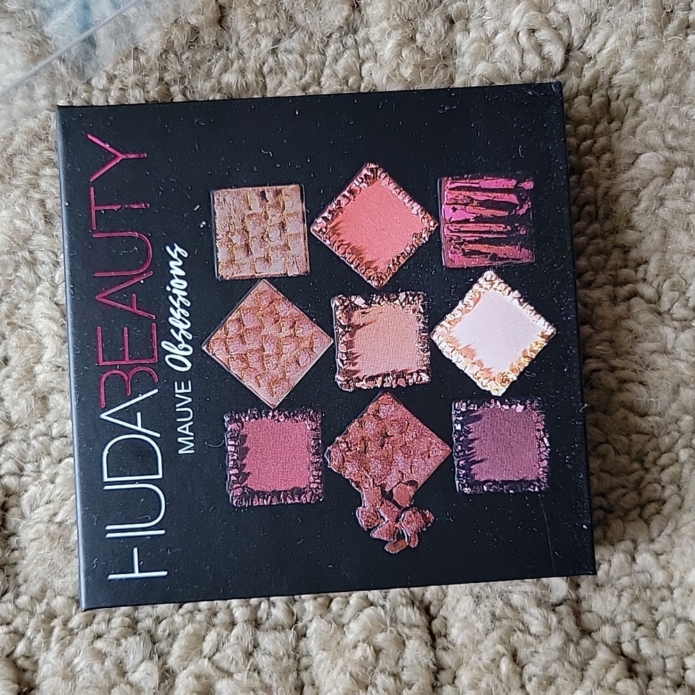Huda Beauty Mauve obsessions eyeshadow palatte